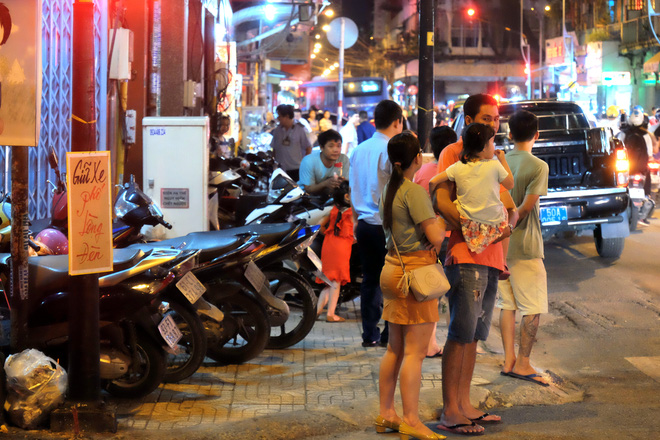Giữ xe phố lồng đèn Sài Gòn hốt bạc triệu mỗi ngày, tận dụng luôn trẻ con ra bắt khách - Ảnh 4.