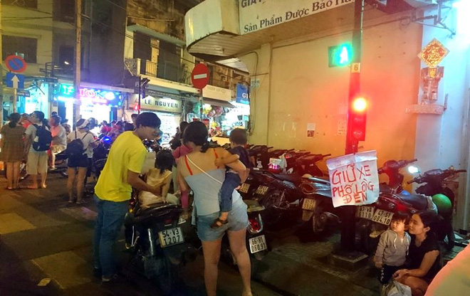 Giữ xe phố lồng đèn Sài Gòn hốt bạc triệu mỗi ngày, tận dụng luôn trẻ con ra bắt khách - Ảnh 10.