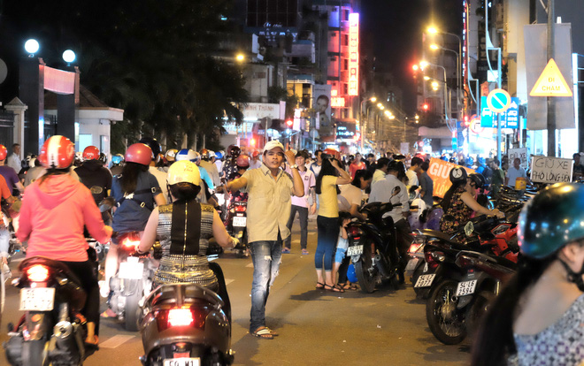 Giữ xe phố lồng đèn Sài Gòn hốt bạc triệu mỗi ngày, tận dụng luôn trẻ con ra bắt khách - Ảnh 14.