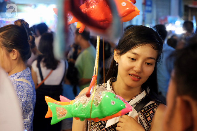 Muốn ngắm trẻ xinh gái đẹp, ra phố đèn lồng nổi tiếng nhất Sài Gòn là có đủ chứ đi đâu cho xa! - Ảnh 12.