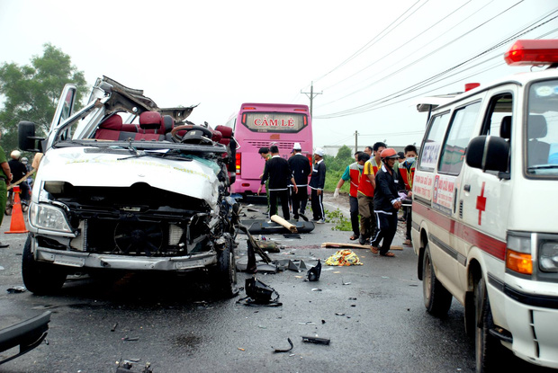 6 người tử vong tại chỗ, nhiều người bị thương sau vụ va chạm nghiêm trọng giữa 2 xe khách - Ảnh 1.