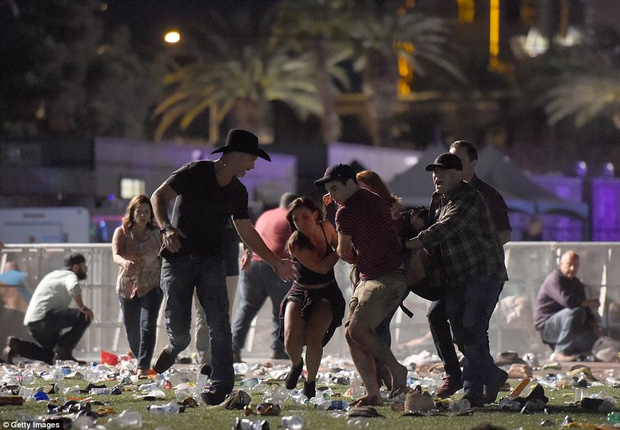 Đám đông la hét, hoảng sợ và giẫm đạp lên nhau trong hiện trường vụ xả súng lễ hội âm nhạc Las Vegas - Ảnh 1.