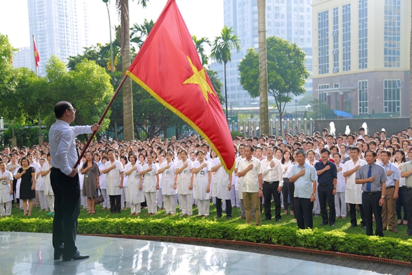 Chuyện xúc động nhất hôm nay: Viện trưởng Viện Huyết học nghỉ hưu, hàng trăm y bác sĩ, bệnh nhân xếp hàng dài chia tay - Ảnh 2.