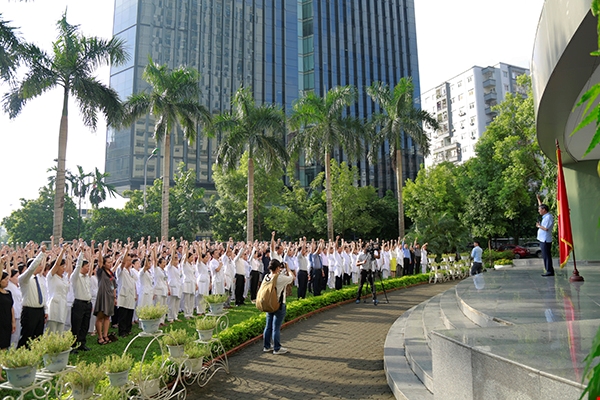 Chuyện xúc động nhất hôm nay: Viện trưởng Viện Huyết học nghỉ hưu, hàng trăm y bác sĩ, bệnh nhân xếp hàng dài chia tay - Ảnh 3.