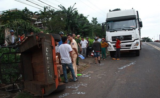 Xe tải t&ocirc;ng xe chở đội l&acirc;n, 8 ch&aacute;u nhỏ tho&aacute;t chết - Ảnh 1.