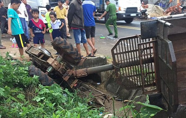 Xe tải t&ocirc;ng xe chở đội l&acirc;n, 8 ch&aacute;u nhỏ tho&aacute;t chết - Ảnh 2.