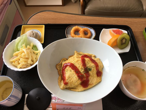 Đồ ăn bệnh viện đẳng cấp Nhật Bản: Nhìn qua bữa ăn của sản phụ, ai cũng tưởng đồ order nhà hàng - Ảnh 1.