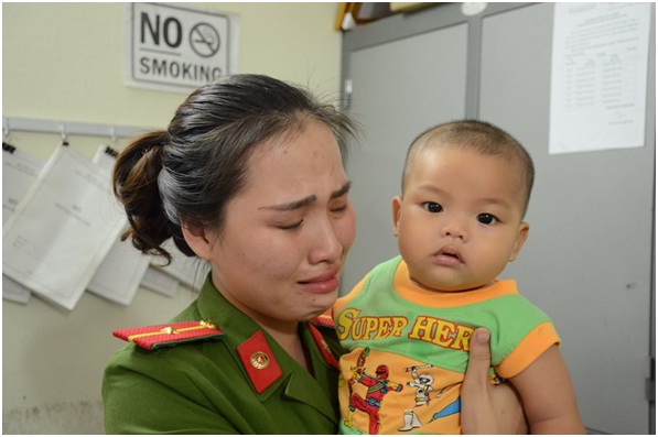 Bé trai 7 tháng tuổi bị mẹ bỏ rơi được đặt tên là Nguyễn Anh Khoa  - Ảnh 1.