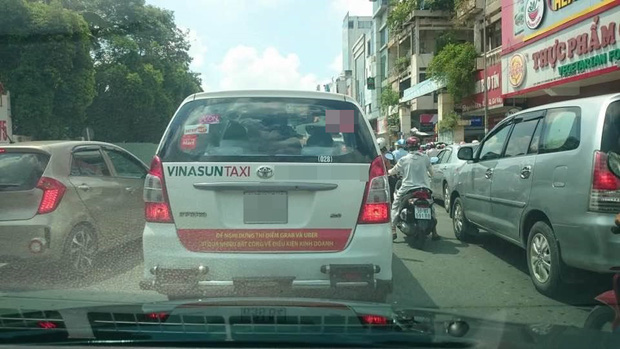Hàng loạt taxi ở Sài Gòn dán decal phản đối Uber và Grab, Đại diện Vinasun nói: Tài xế tự phát, nhưng khẩu hiệu không - Ảnh 1.
