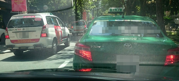 Hàng loạt taxi ở Sài Gòn dán decal phản đối Uber và Grab, Đại diện Vinasun nói: Tài xế tự phát, nhưng khẩu hiệu không - Ảnh 2.