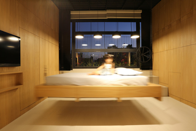 Căn hộ 45m² cực ấn tượng với giường treo và hệ tủ âm tường biến hóa khôn lường - Ảnh 5.
