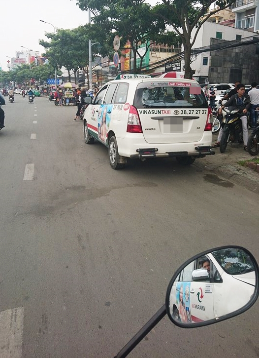 Vụ taxi Vinasun để khẩu hiệu “chống” Grab, Uber: Lãnh đạo nói nhân viên tự phát, tài xế lên tiếng tố ngược - Ảnh 1.