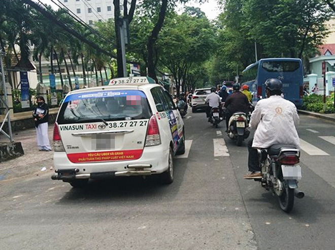 Vụ taxi Vinasun để khẩu hiệu “chống” Grab, Uber: Lãnh đạo nói nhân viên tự phát, tài xế lên tiếng tố ngược - Ảnh 5.