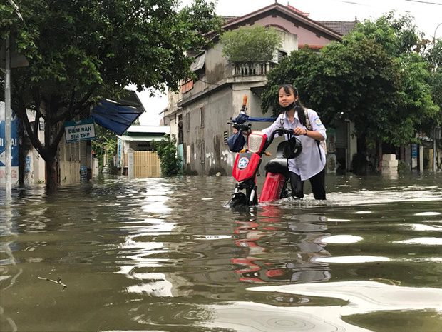 Hơn 300.000 học sinh Hà Tĩnh phải nghỉ học do mưa lớn - Ảnh 1.