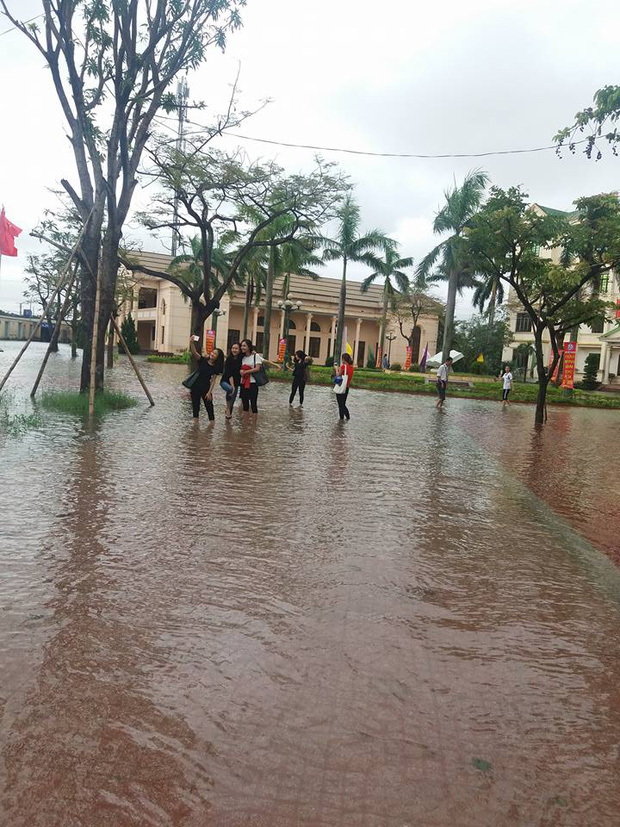 Hơn 300.000 học sinh Hà Tĩnh phải nghỉ học do mưa lớn - Ảnh 2.