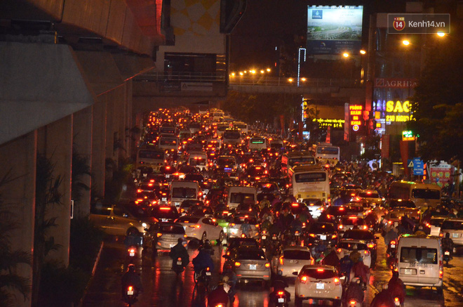 Hà Nội: Tắc đường kinh hoàng giờ tan tầm sau mưa lớn, di chuyển 3km cũng mất tới 1 tiếng đồng hồ! - Ảnh 1. Hà Nội: Tắc đường kinh hoàng giờ tan tầm sau mưa lớn, di chuyển 3km cũng mất tới 1 tiếng đồng hồ! - Ảnh 1.