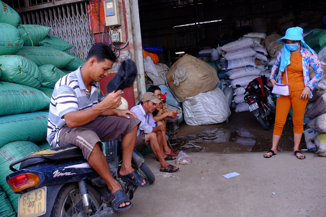 Thai phụ nôn ói ngất xỉu, hàng chục người bỏ nhà đi “ngủ bụi” sau vụ rò khí NH3 ở TP.HCM - Ảnh 10.
