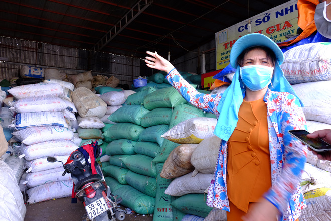 Thai phụ nôn ói ngất xỉu, hàng chục người bỏ nhà đi “ngủ bụi” sau vụ rò khí NH3 ở TP.HCM - Ảnh 9.