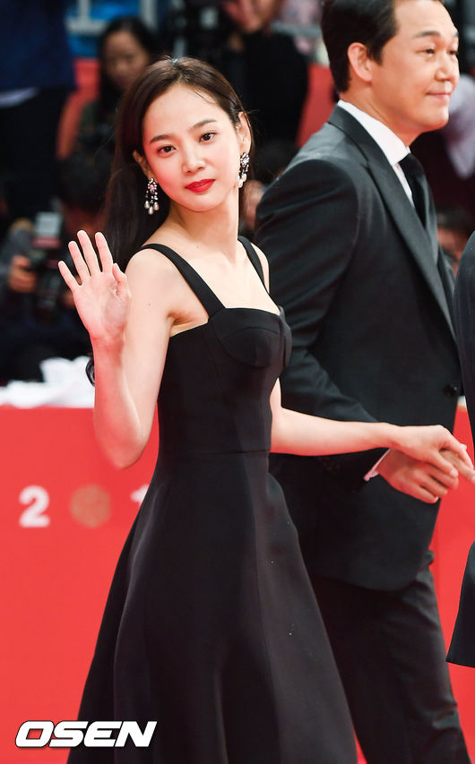 Yoona sexy với trang phục hở táo bạo bên cạnh tài tử Jang Dong Gun - Ảnh 9.