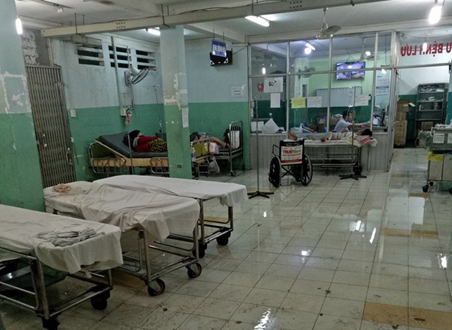Mưa lớn khủng khiếp ở Sài Gòn: Bệnh viện hóa thành sông, bác sĩ mang ủng trực cấp cứu cho bệnh nhân lúc nửa đêm - Ảnh 5.