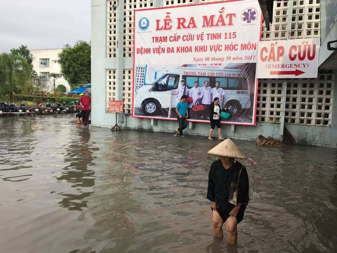 Mưa lớn khủng khiếp ở Sài Gòn: Bệnh viện hóa thành sông, bác sĩ mang ủng trực cấp cứu cho bệnh nhân lúc nửa đêm - Ảnh 15.