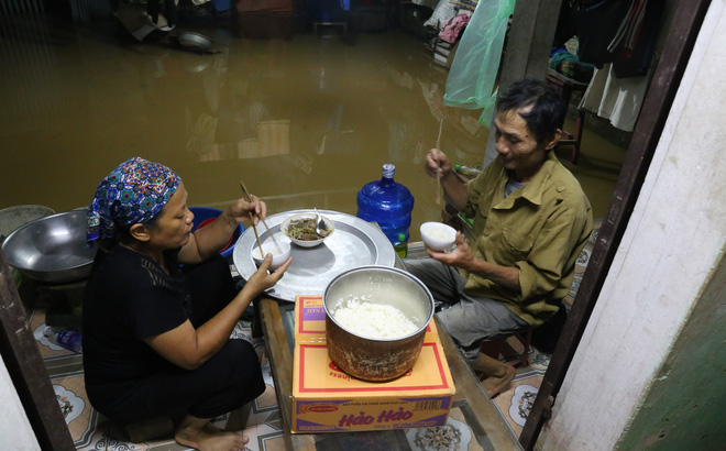 Chùm ảnh: Cuộc sống trên giường, dưới nước của dân vùng lũ ở Hà Nội - Ảnh 1.