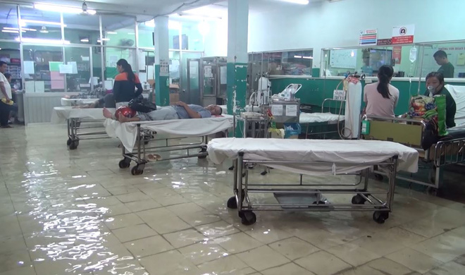 Mưa lớn khủng khiếp ở Sài Gòn: Bệnh viện hóa thành sông, bác sĩ mang ủng trực cấp cứu cho bệnh nhân lúc nửa đêm - Ảnh 9.