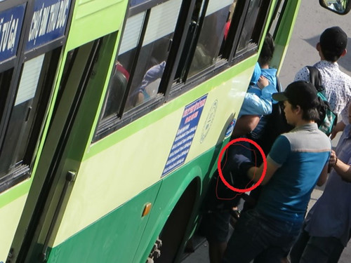 TP.HCM: Hành khách bị quấy rối trên xe buýt, gọi 1022 - Ảnh 1.