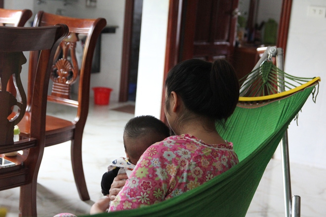 Trần tình của bảo mẫu bạo hành trẻ 4 tháng tuổi: “Tôi chỉ lỡ tay lắc mạnh cháu chứ không đánh đập” - Ảnh 2. Trần tình của bảo mẫu bạo hành trẻ 4 tháng tuổi: “Tôi chỉ lỡ tay lắc mạnh cháu chứ không đánh đập” - Ảnh 2.