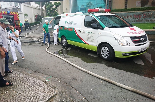 Vụ côn đồ xông vào BV chém chết người: Một nhân viên y tế suýt bị truy sát vì nhấn nút báo động - Ảnh 2. Vụ côn đồ xông vào BV chém chết người: Một nhân viên y tế suýt bị truy sát vì nhấn nút báo động - Ảnh 2.