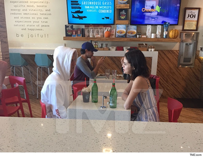 Sau cuộc gặp tại nhà riêng, Justin Bieber và Selena Gomez lại bị bắt gặp đi ăn sáng cùng nhau - Ảnh 1.