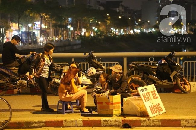 Chuyện cô Hoa âm thầm ngồi rang hạt dẻ suốt 10 mùa đông đã qua bên cây cầu nhỏ bắc ngang sông Tô Lịch - Ảnh 2.