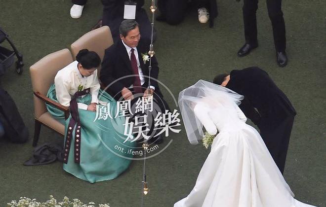 Khoảnh khắc ấm áp nhất hôn lễ Song - Song khi cô dâu được bố mẹ chồng ôm trọn vào lòng - Ảnh 5.