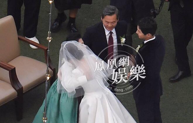 Khoảnh khắc ấm áp nhất hôn lễ Song - Song khi cô dâu được bố mẹ chồng ôm trọn vào lòng - Ảnh 2.