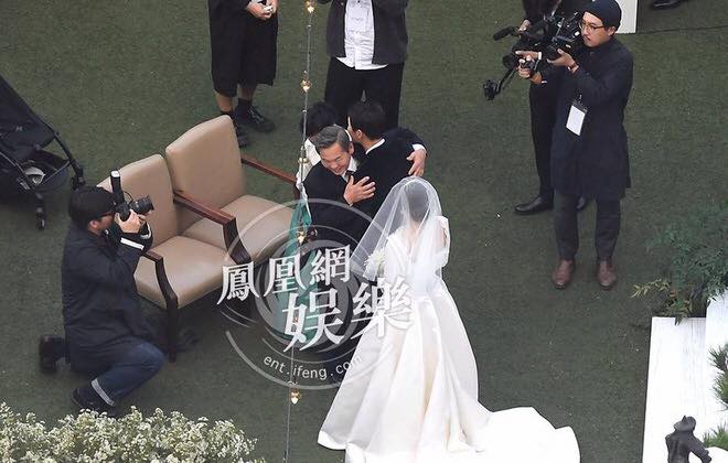 Khoảnh khắc ấm áp nhất hôn lễ Song - Song khi cô dâu được bố mẹ chồng ôm trọn vào lòng - Ảnh 3.