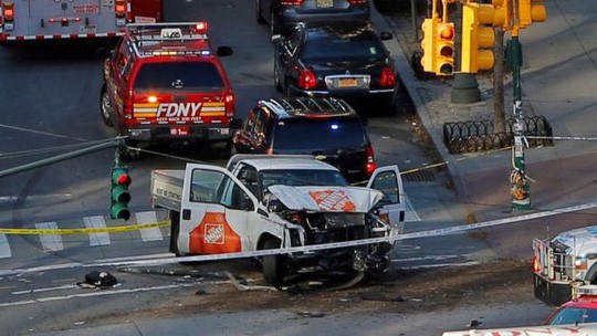 Khủng bố lao xe tải vào đám đông tại New York, 8 người thiệt mạng - Ảnh 1.