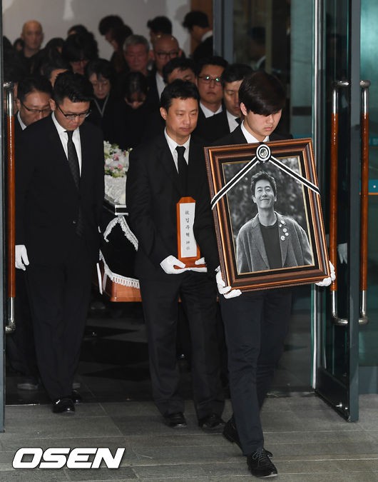 Đám tang đẫm nước mắt của Kim Joo Hyuk: Vợ chưa cưới gục ngã đau đớn, dàn sao khóc lặng tiễn đưa - Ảnh 2.