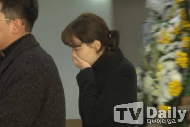Đám tang đẫm nước mắt của Kim Joo Hyuk: Vợ chưa cưới gục ngã đau đớn, dàn sao khóc lặng tiễn đưa - Ảnh 5.
