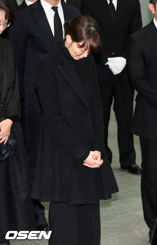 Đám tang đẫm nước mắt của Kim Joo Hyuk: Vợ chưa cưới gục ngã đau đớn, dàn sao khóc lặng tiễn đưa - Ảnh 4.