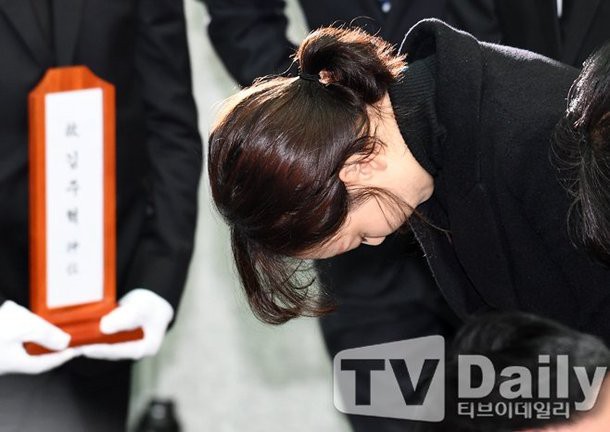 Đám tang đẫm nước mắt của Kim Joo Hyuk: Vợ chưa cưới gục ngã đau đớn, dàn sao khóc lặng tiễn đưa - Ảnh 6.