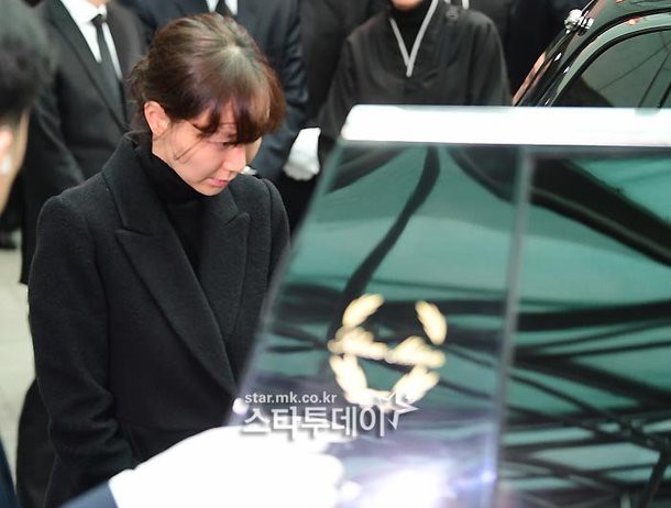 Đám tang đẫm nước mắt của Kim Joo Hyuk: Vợ chưa cưới gục ngã đau đớn, dàn sao khóc lặng tiễn đưa - Ảnh 7.