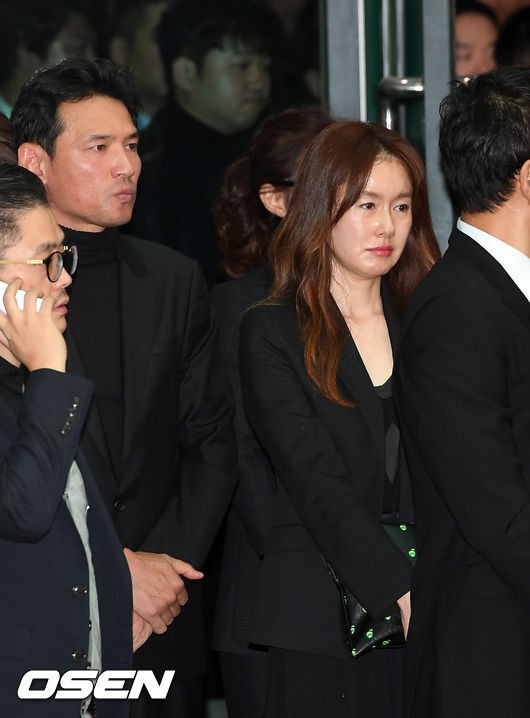 Đám tang đẫm nước mắt của Kim Joo Hyuk: Vợ chưa cưới gục ngã đau đớn, dàn sao khóc lặng tiễn đưa - Ảnh 9.