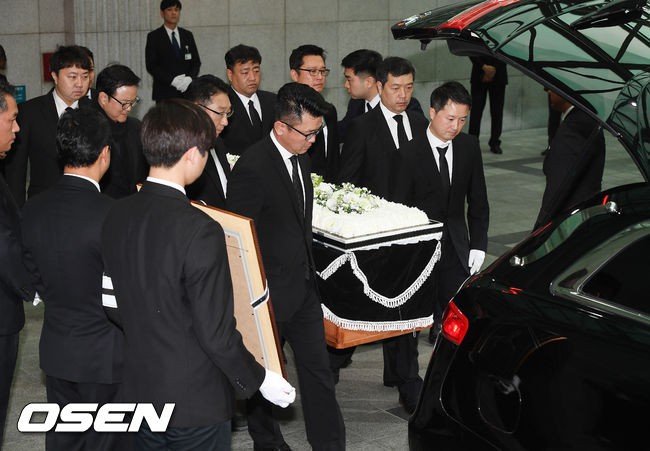 Đám tang đẫm nước mắt của Kim Joo Hyuk: Vợ chưa cưới gục ngã đau đớn, dàn sao khóc lặng tiễn đưa - Ảnh 15.
