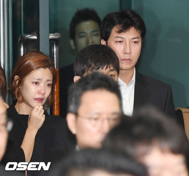 Đám tang đẫm nước mắt của Kim Joo Hyuk: Vợ chưa cưới gục ngã đau đớn, dàn sao khóc lặng tiễn đưa - Ảnh 10.