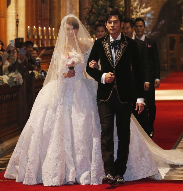 Sự khác biệt trong đám cưới người nổi tiếng: Sao Hàn kín đáo giản dị, sao Trung khoa trương hoành tráng - Ảnh 3.