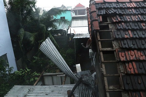 Bão số 12 đã đổ bộ vào đất liền: Hàng nghìn nhà dân ở Khánh Hòa bị sập tường, bay mái - Ảnh 2.