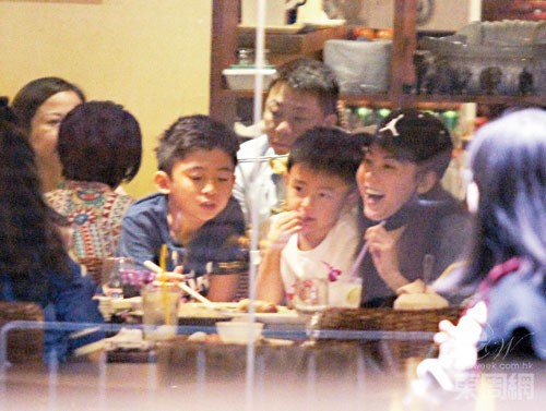 Trương Bá Chi vui vẻ cùng hai con trai đi ăn tối sau tin đồn có bạn trai mới - Ảnh 1.