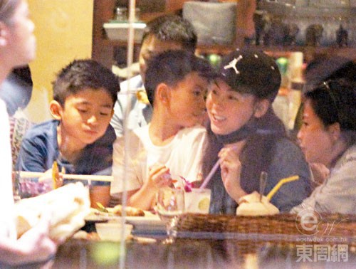 Trương Bá Chi vui vẻ cùng hai con trai đi ăn tối sau tin đồn có bạn trai mới - Ảnh 2.