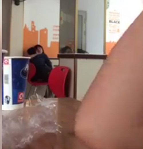Cứ ngỡ siêu thị là nhà mình, đôi nam nữ thản nhiên trượt dài trên ghế như chốn không người - Ảnh 2. Cứ ngỡ siêu thị là nhà mình, đôi nam nữ thản nhiên trượt dài trên ghế như chốn không người - Ảnh 2.