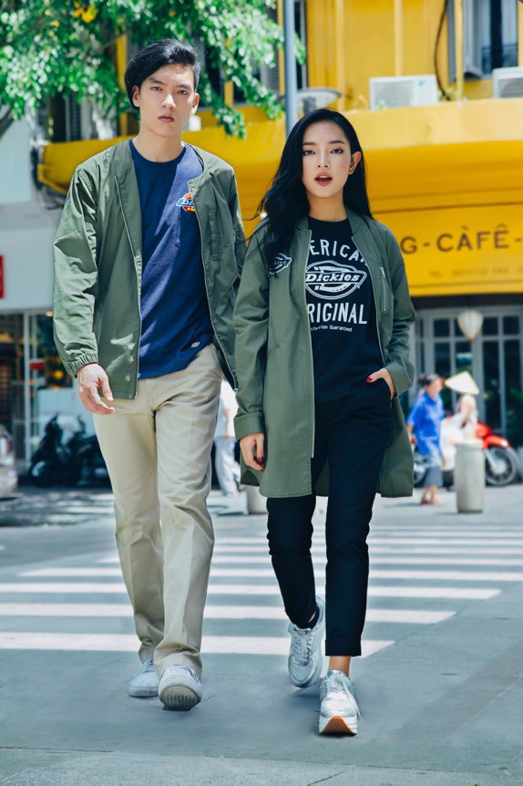 Chi Pu diện đồ đỏ rực rỡ, Châu Bùi giản dị đến bất ngờ - Ảnh 1. Chi Pu diện đồ đỏ rực rỡ, Châu Bùi giản dị đến bất ngờ - Ảnh 1.